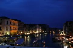 Wenecja nocą - kanał Grande z mostu Rialto.