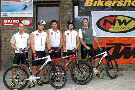 Jan Wojtiuk, Wojtek Zagórski, trener Robert Zubek, Maciek Bydliński i Maciek Wądrzyk fot. J.Ciszak/skionline.pl