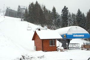 Montaż krzeseł fot. J.Ciszak/skionline.pl